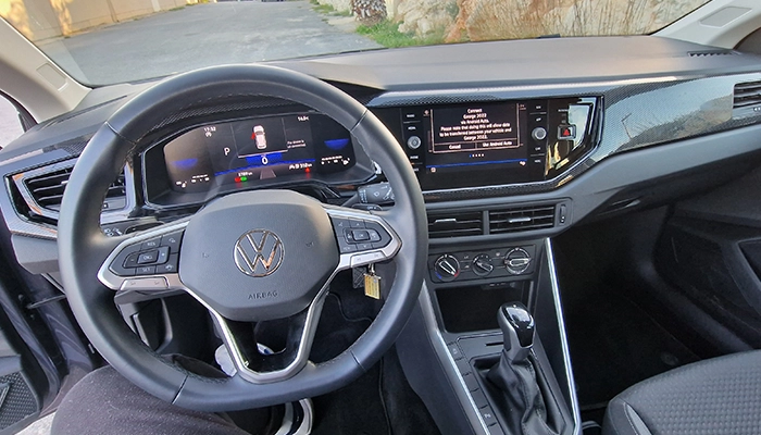 VW Taigo automatica cruscotto interno schermo infotainment selettore del cambio Noleggio auto Creta