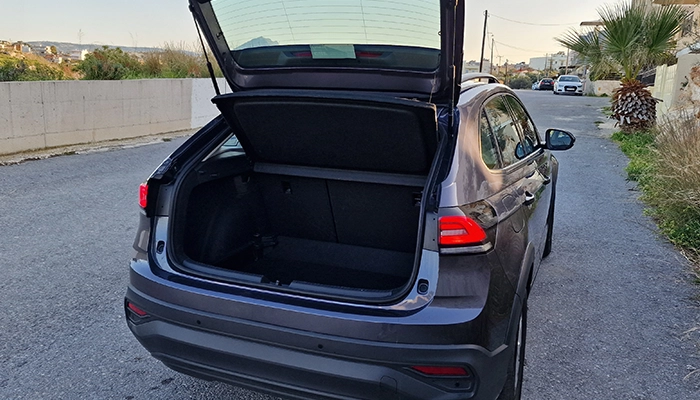 VW Taigo spazio del bagagliaio capacità del bagaglio Creta noleggio auto SUV