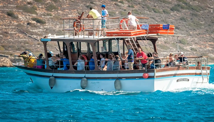 Spinalonga boat transfer from Plaka with passengers on excursion in Crete
